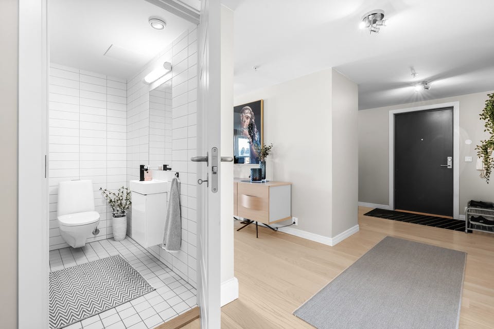 Videre har leiligheten et separat toalettrom med adkomst fra entré, vegg-i-vegg med hovedbadet.
