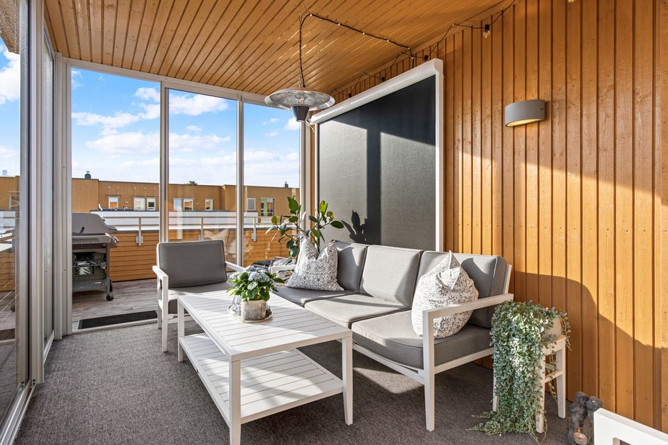 Både vinterhagen og balkongen er utstyrt med utebelysning og stikkontakter, og det er god plass til utemøblement, grill og beplanting begge steder.