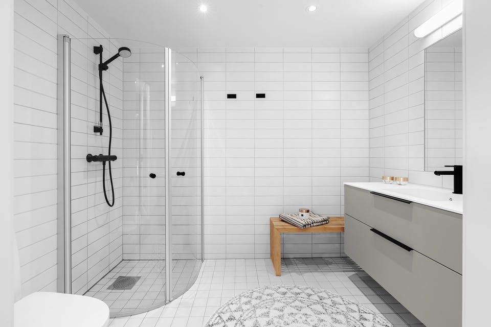 Dette badet er belagt med pene, tidløse fliser og har vannbåren varme i gulv.