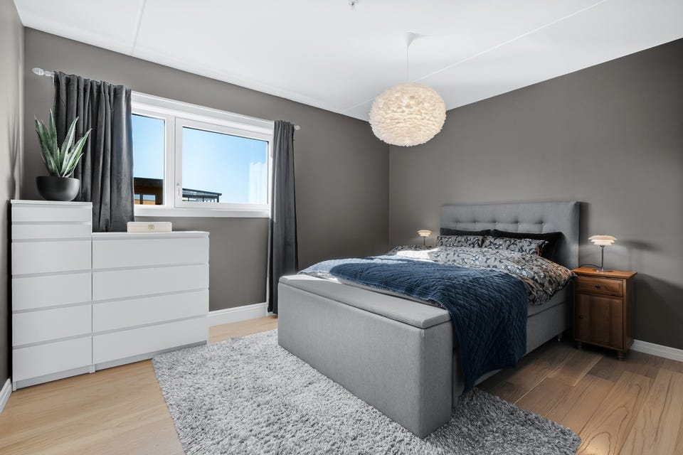 Boligen har tre romslige soverom, alle med god plass til dobbeltseng, garderobe og nattbord.