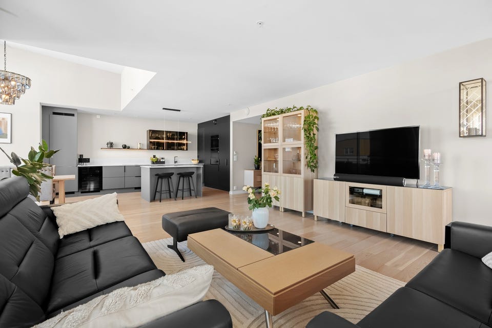Stuens størrelse muliggjør inndeling av ulike sosiale soner, og det er god plass til sofa, TV, spisebord og tilhørende møblement.