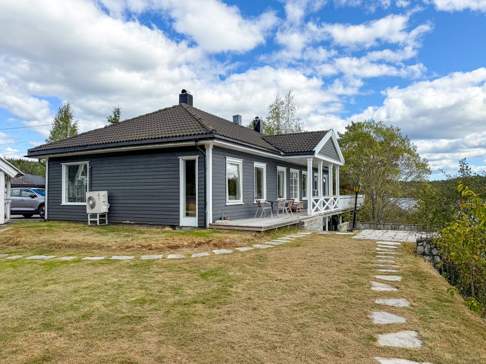 Boligen har en flott uteplass med faktastisk utsikt.