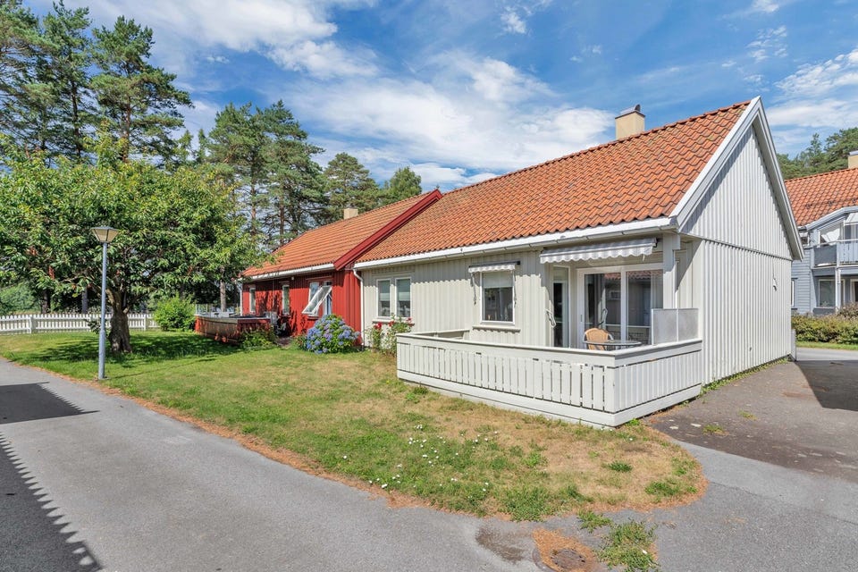 VESTNES-Oppusset og lekker del av tomannsbolig med alt på et plan beliggende i et rolig område ved Skogsfjorden.