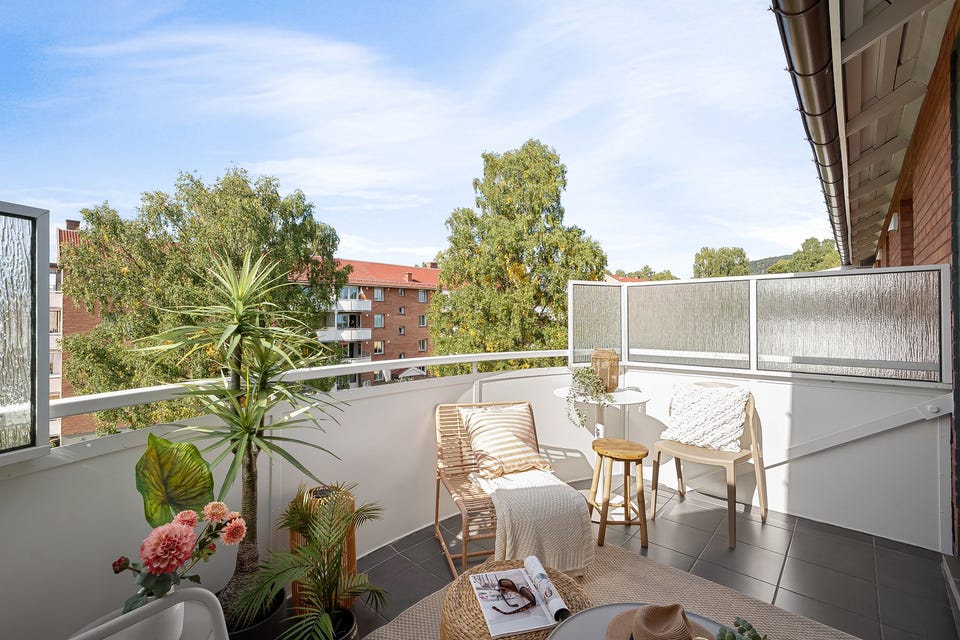 Balkongen har gode solforhold med ettermiddags-kveldssol.
