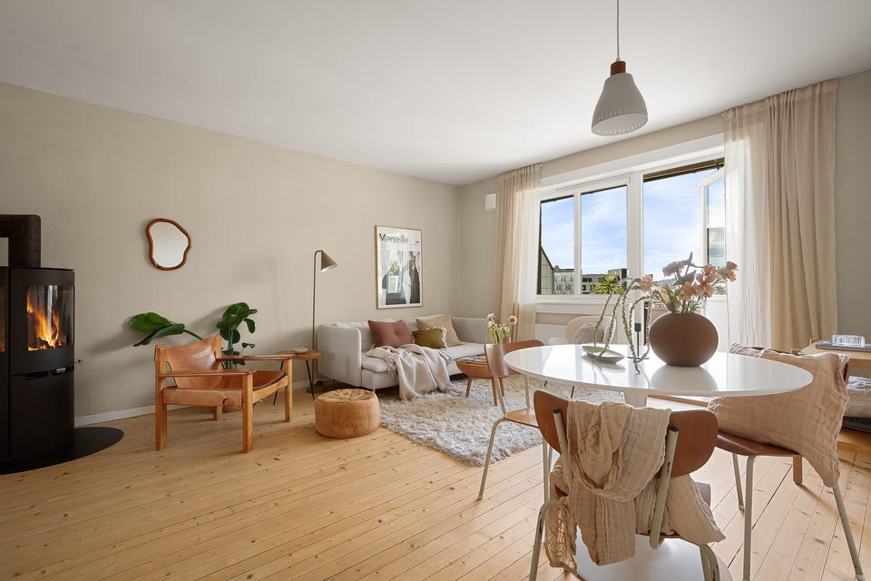 Innbydende 3-roms med stor balkong, peis og moderne kjøkken | Parkeringsleie* | Loft- og kjellerbod | Internett inkl.