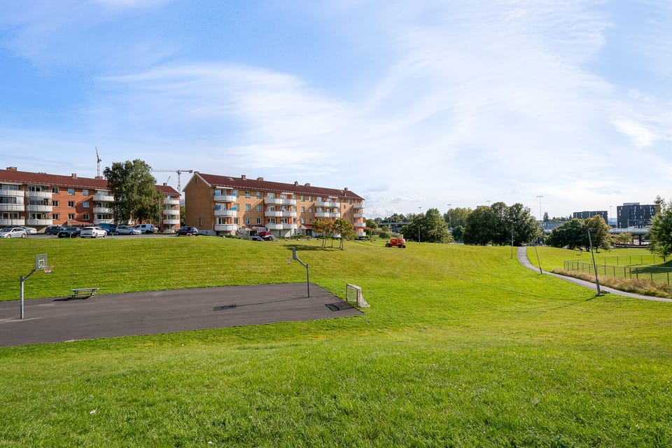 Det er også felles sykkelbod og vaskeri. Garasjeplasser kan leies etter ventelister i garasjelag tilknyttet borettslaget.