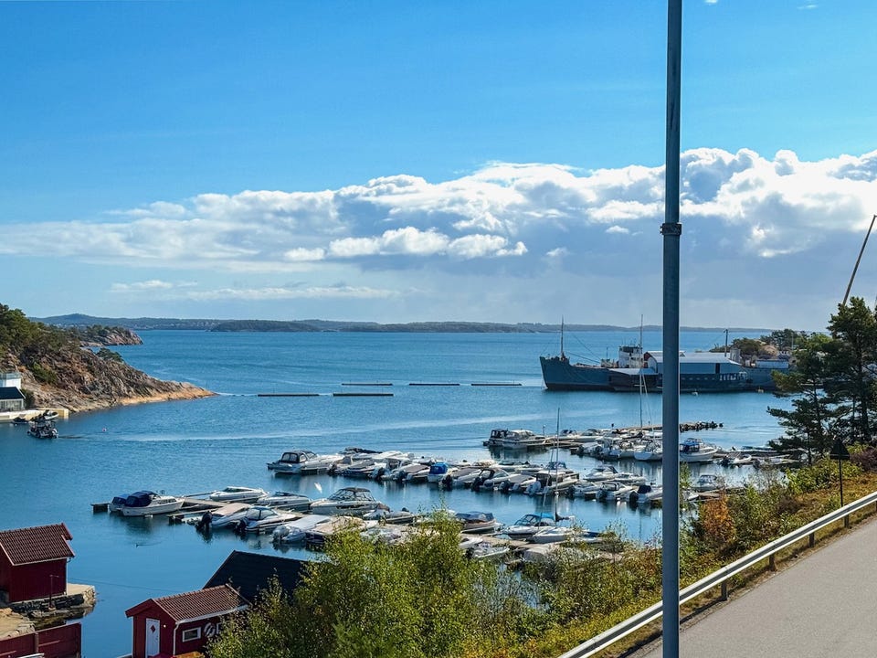 Utsikt over sjøen og båthavnen.