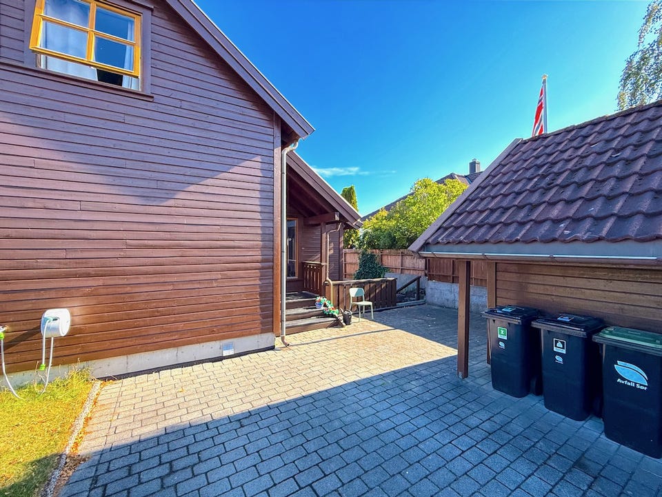 Opparbeidet og steinlagt område foran boligen.