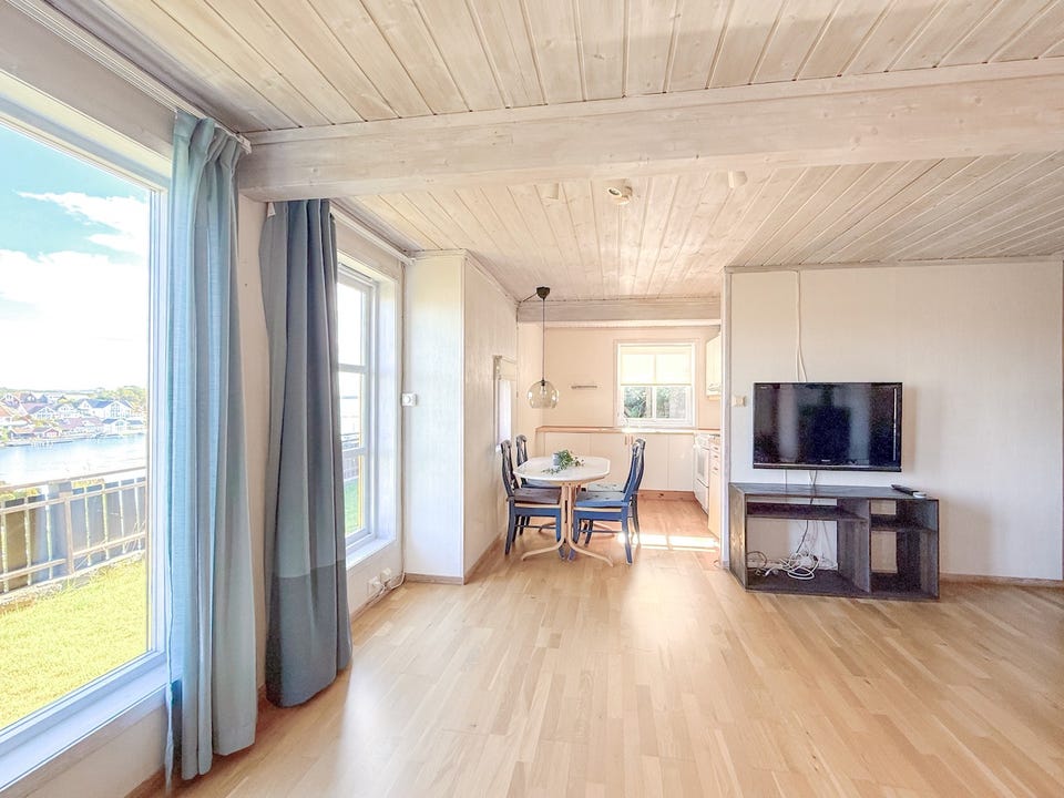 Oppholdsrommet har god plass til både spisebord og sofagruppe.