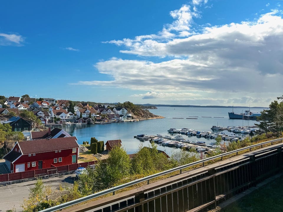 Vid utsikt over sjøen og bebyggelsen på Andøya.