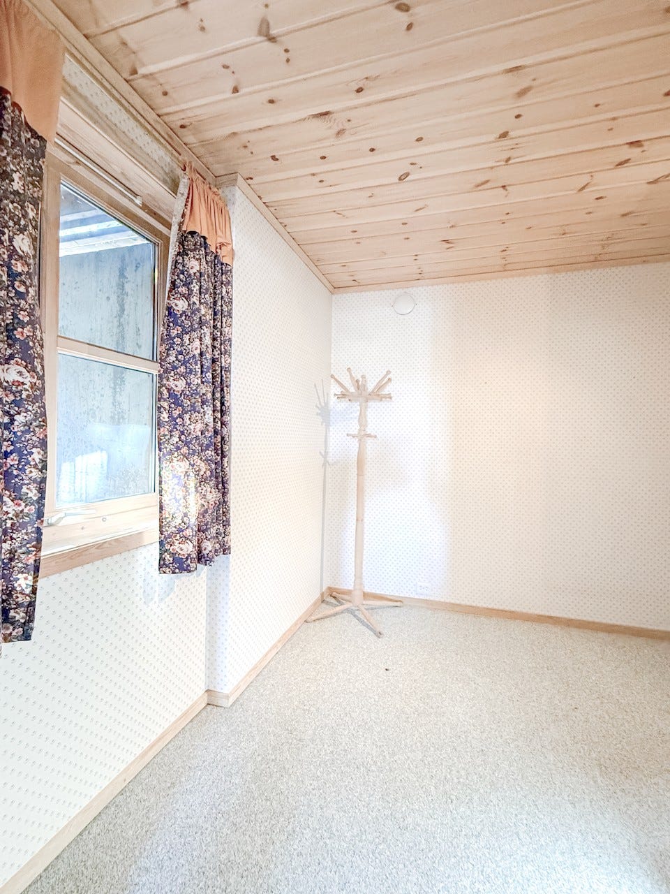 Vindu gir naturlig lys på soverommet.