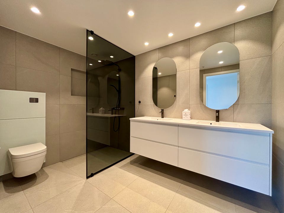 Very smart, upgraded bathroom adjoining the bedroom