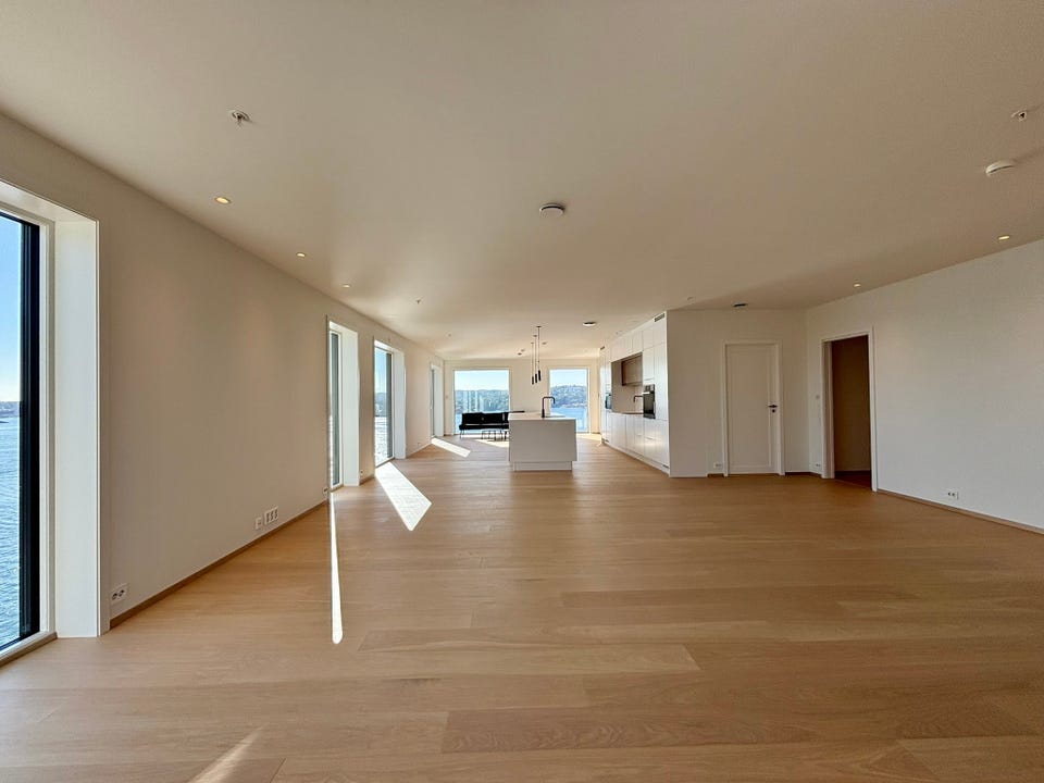 Spacious living/kitchen area
