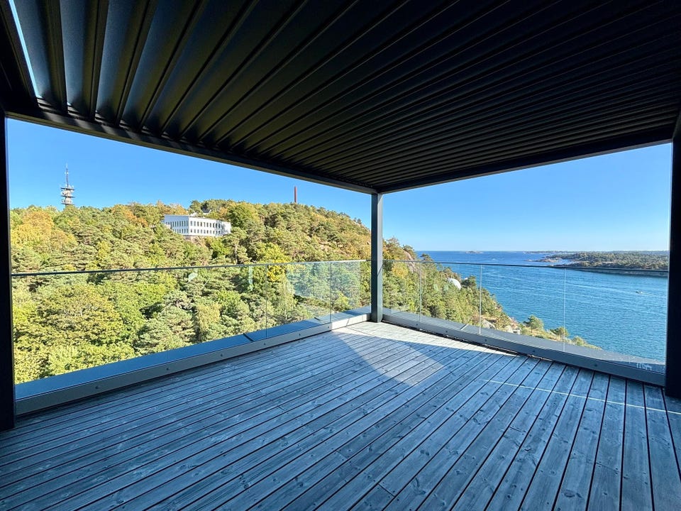 There is also an electric pergola here