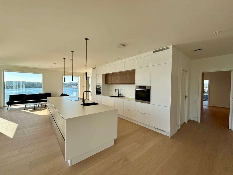 Kitchen from Strai. Kitchen island with integrated hob and downdraft extractor. Good storage in base and wall units.