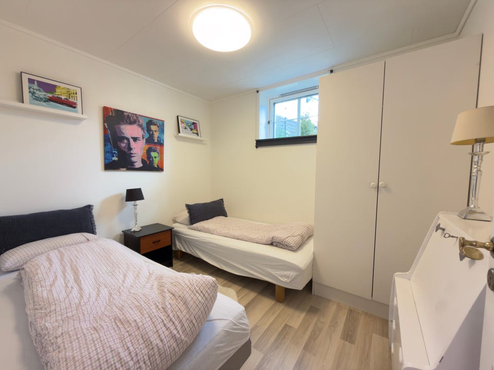 Soverom 2 - i underetasje. Dersom det er ønskelig kan en seng fjernes.