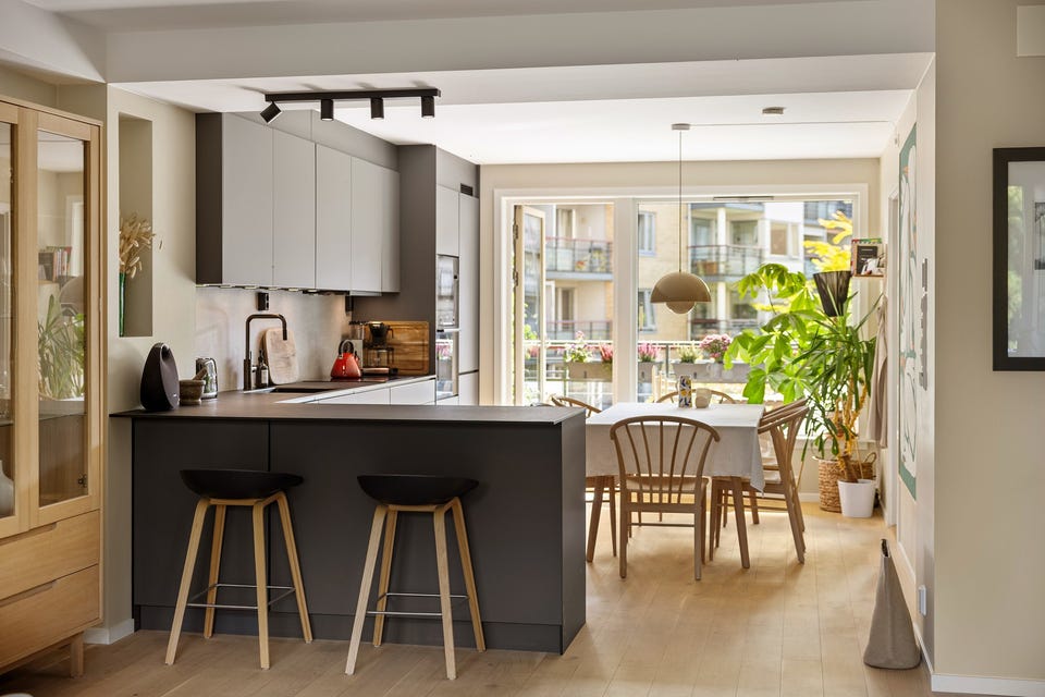 Stor, lys & fin 3-R med god oppgradert standard & gulvvarme I 2 solrike balkonger på totalt 35m² I Garasje med lader
