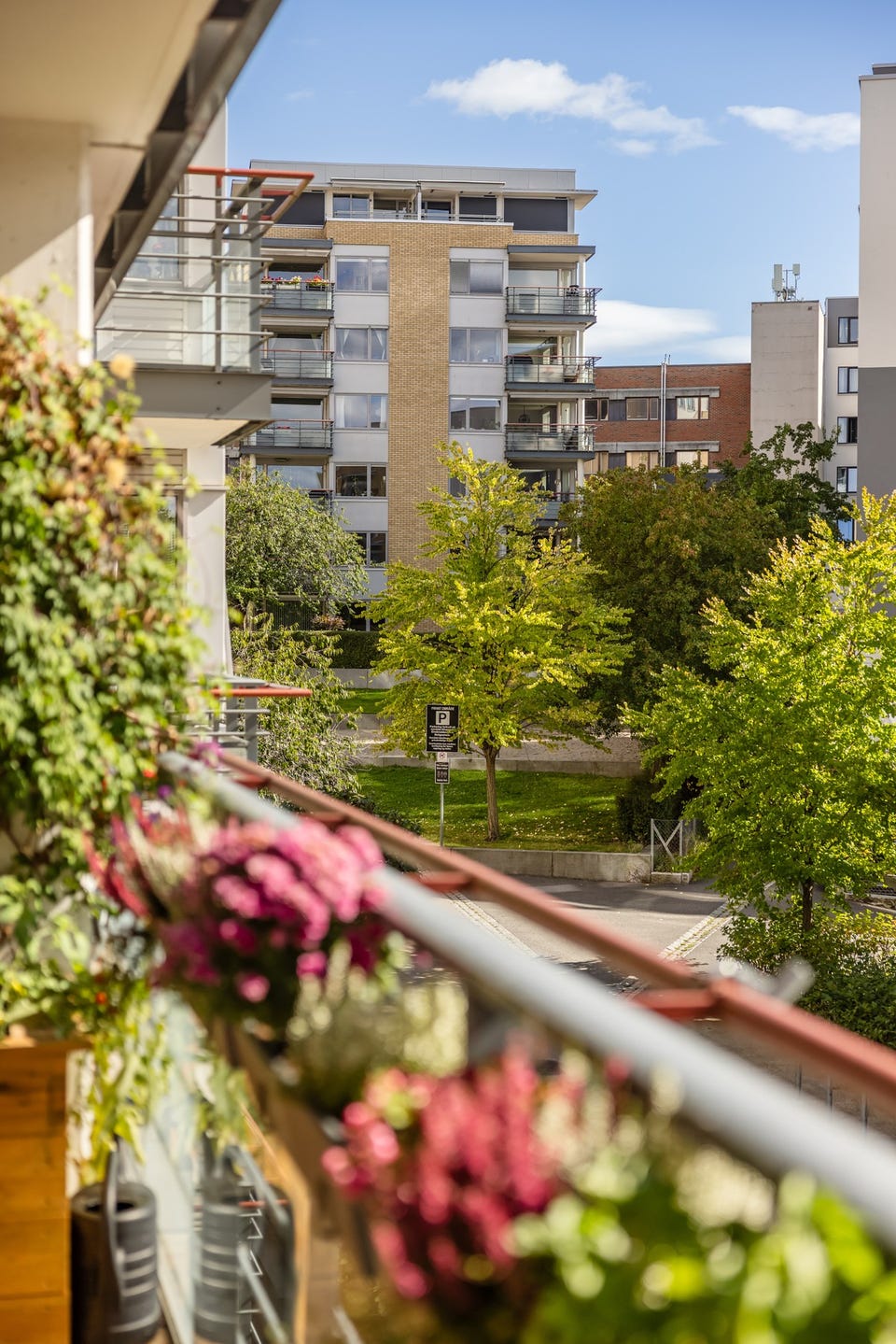 Stor, lys & fin 3-R med god oppgradert standard & gulvvarme I 2 solrike balkonger på totalt 35m² I Garasje med lader — bilde 36