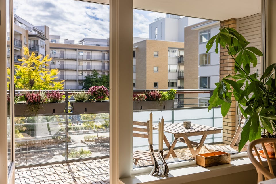 Vinduene har fine brede vinduskarmer som er perfekte for planter og dekor.