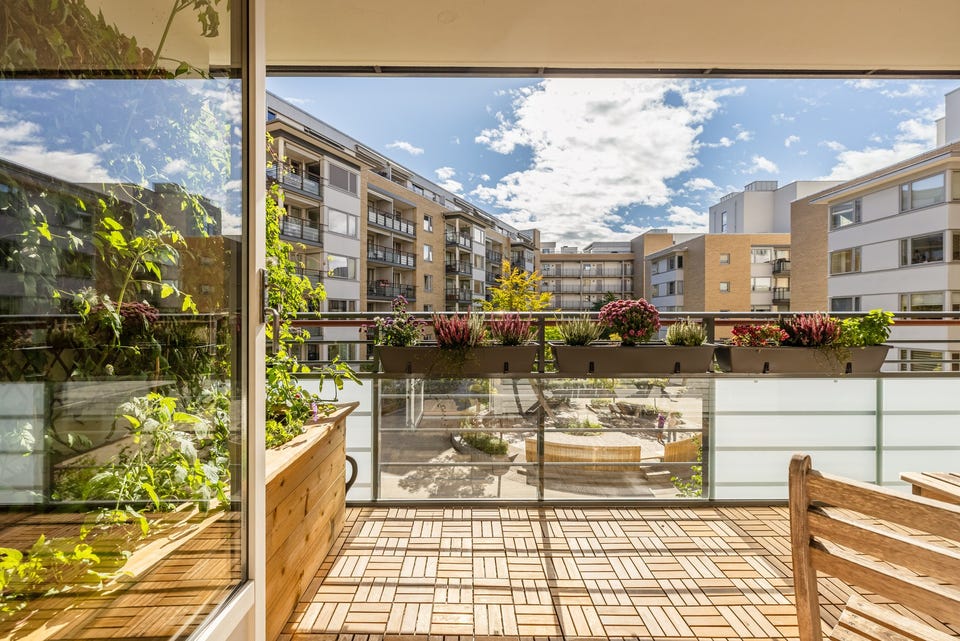 Fra kjøkkenet er det utgang til en solrik sydøstvendt balkong på 11m².