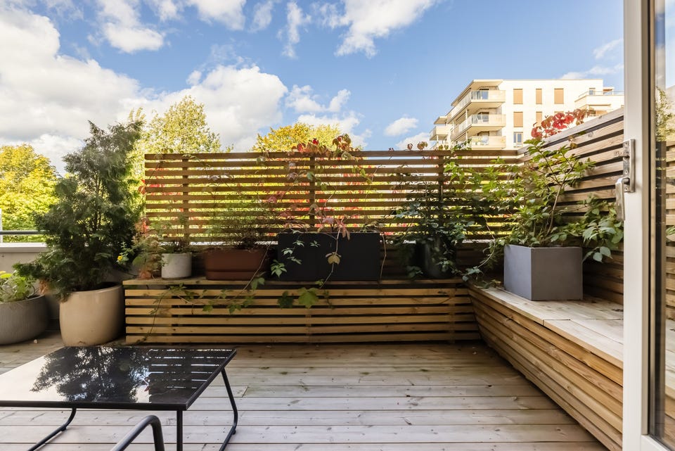 Fra stuen er det utgang til en stor og flott nordvestvendt balkong på 24m² med deilig kveldssol.