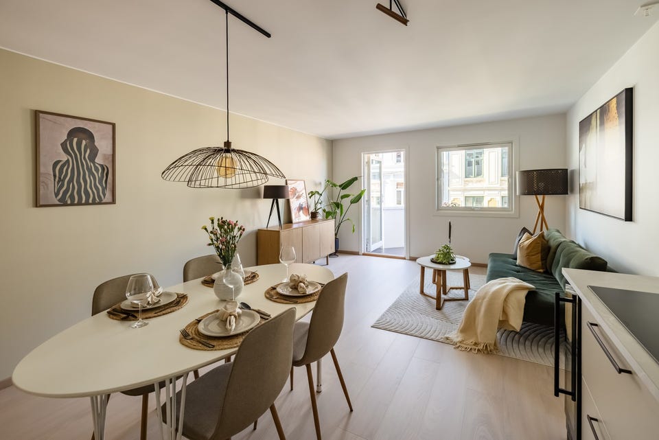 Leiligheten ligger i byggets 4. etasje med heisadkomst, og har en gjennomgående planløsning med åpen stue- og kjøkkenløsning og 2 store soverom mot rolig bakgård.