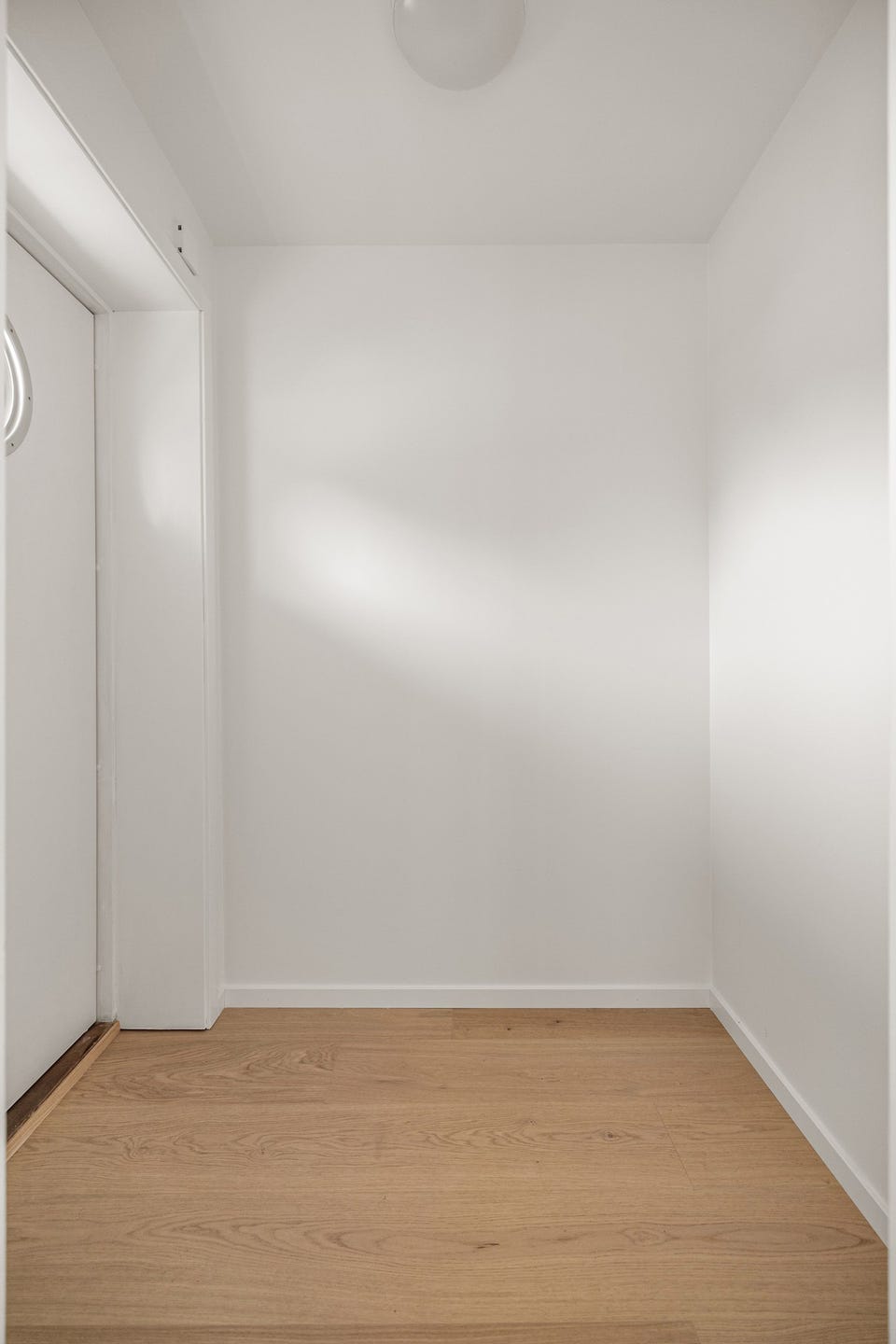 Leiligheten har en innbydende entré som er adskilt fra stue og oppholdsrom.