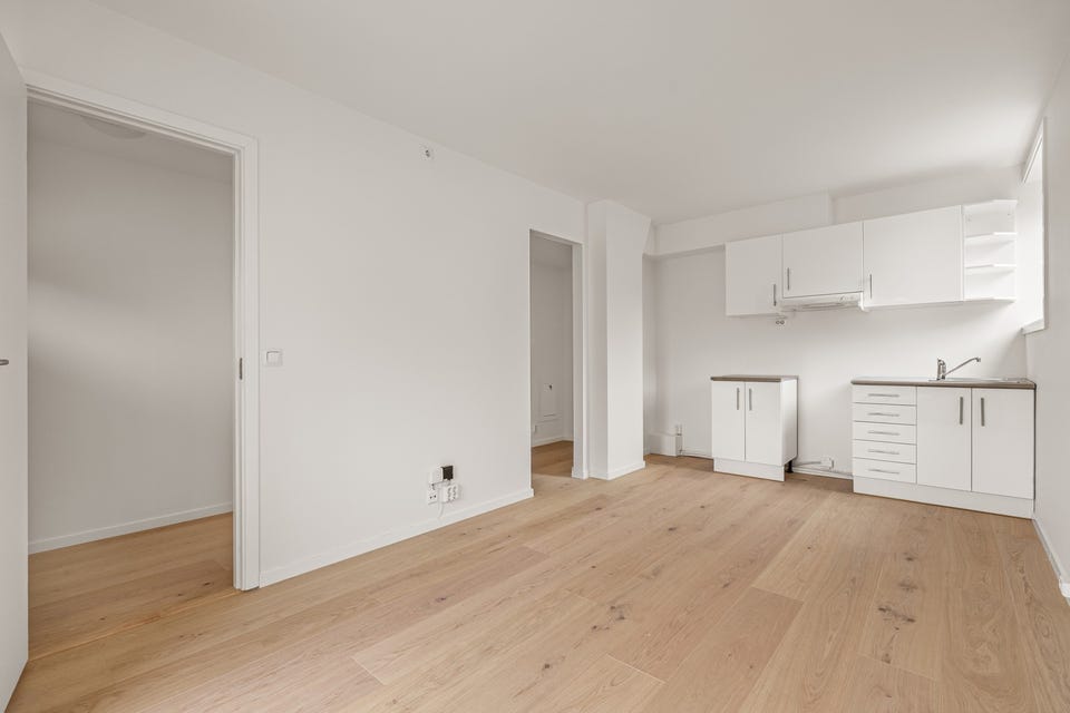 Leiligheten har en romslig stue som enkelt kan innredes etter behov og ønske