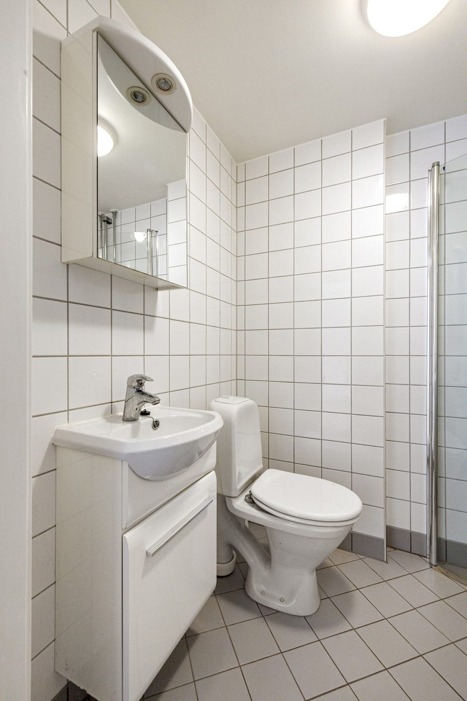 Badet har mekanisk avtrekk for effektiv ventilering og gulvvarme.