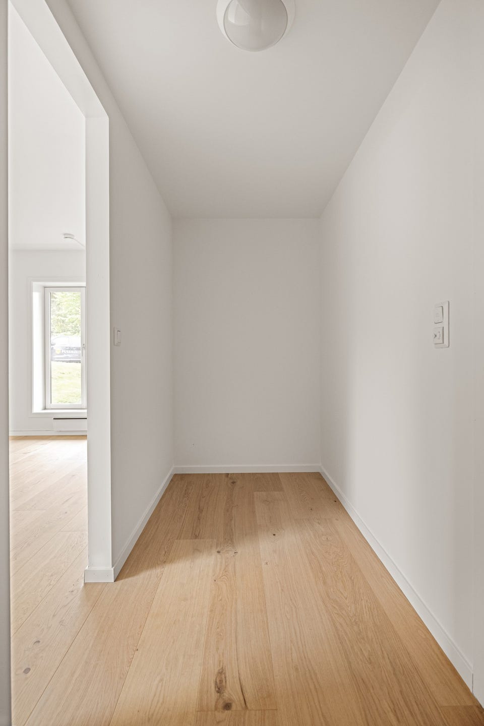 Mellom badet og stuen er det i dag en gang som kan brukes som blant annet walk-in closet eller kontor.