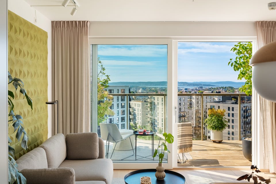 Attraktiv 2-R selveiet toppleilighet fra 2020 I Sydvestvendt balkong på 14m² I Fantastiske lys-, sol- & utsiktsforhold!
