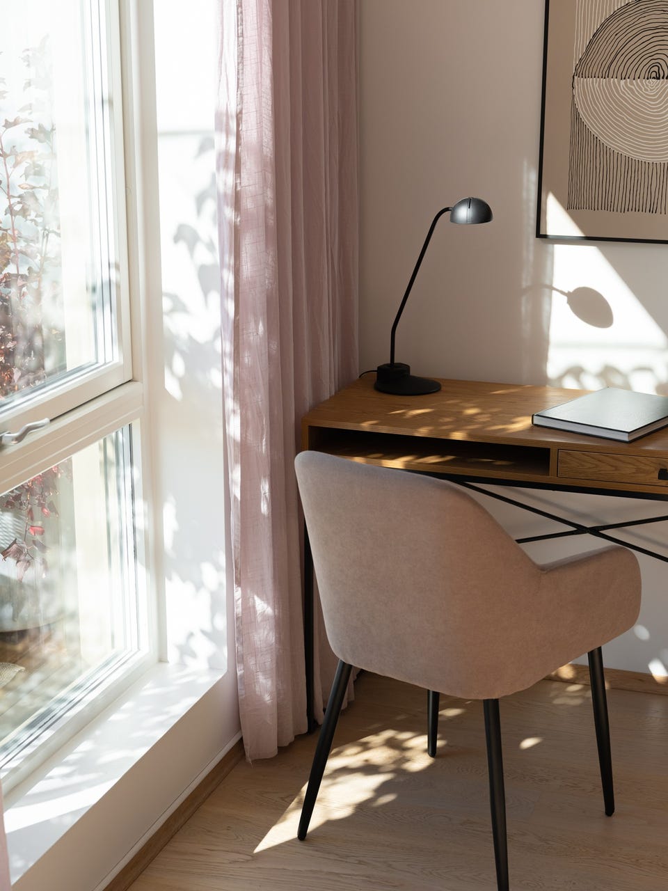 Alle vinduene i leiligheten har 3-lags isolerglass og utvendige screens.