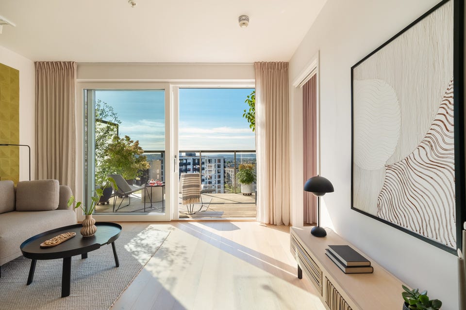 Glassrekkverket på balkongen sørger for at utsikten kan nytes selv fra sofaen innendørs.