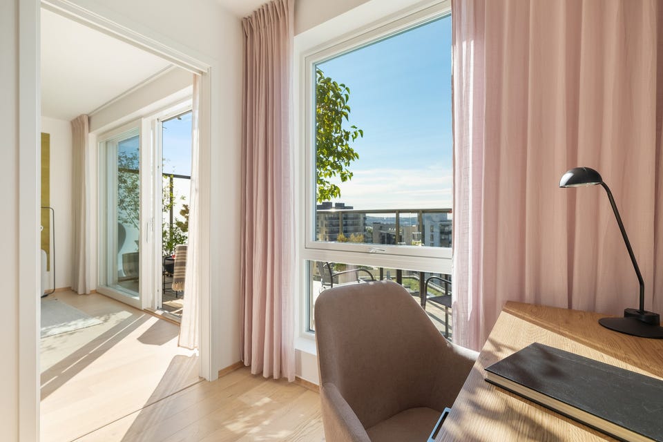 Soverommet har adkomst via en praktisk skyvedør.