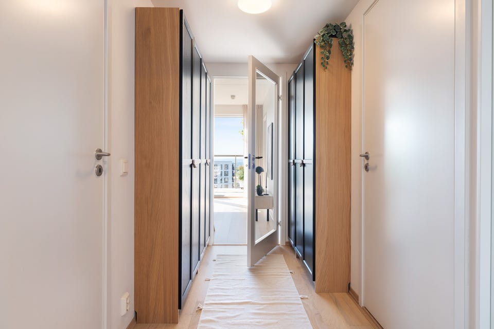 Du ønskes velkommen inn i en lys og praktisk entré med god oppbevaringsplass.