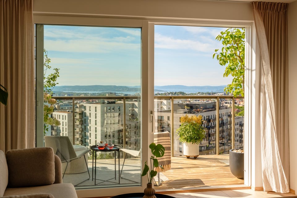 I stuen er det en stor skyvedør ut til balkongen som blir en naturlig forlengelse av stuen på sommerstid.