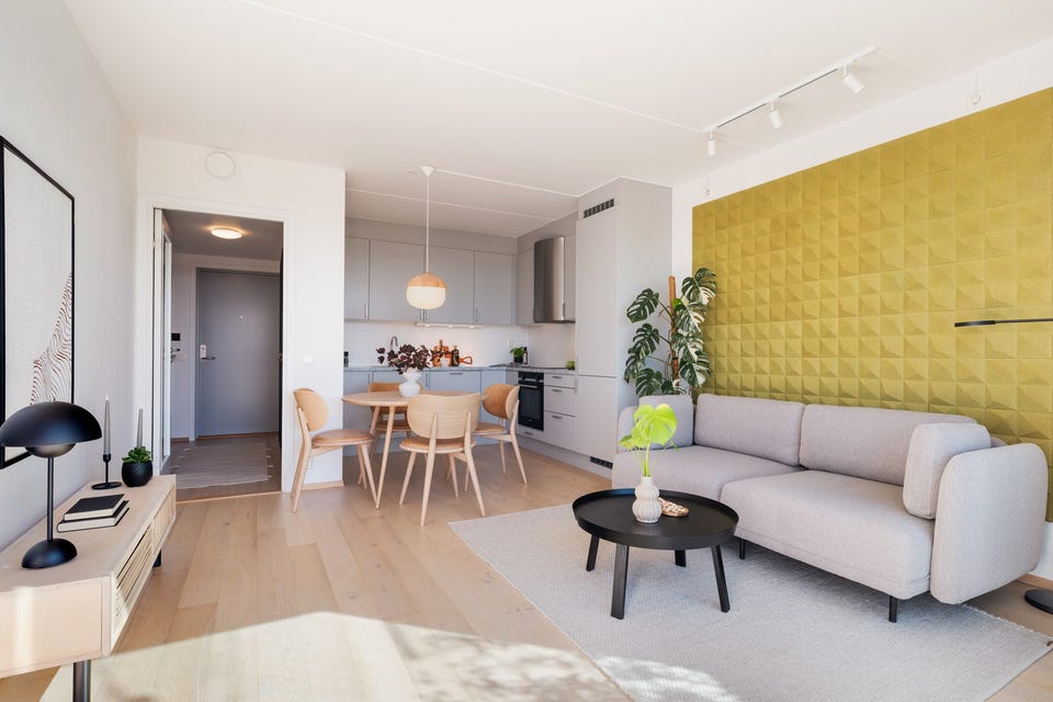 Stuen er enkel å møblere med sofa med salongbord, mediemøblement med tv og et spisebord i tilknytning til kjøkkenet.