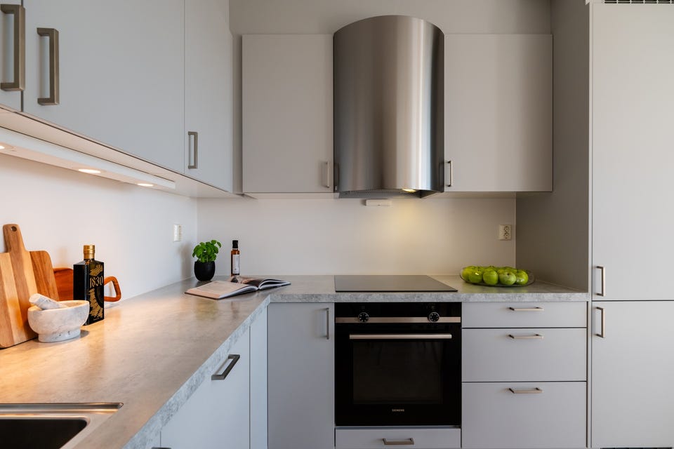 Praktisk med belysning under overskapene og ventilator fra Røroshetta med avtrekk. Det er også montert komfyrvakt og lekkasjestopper.