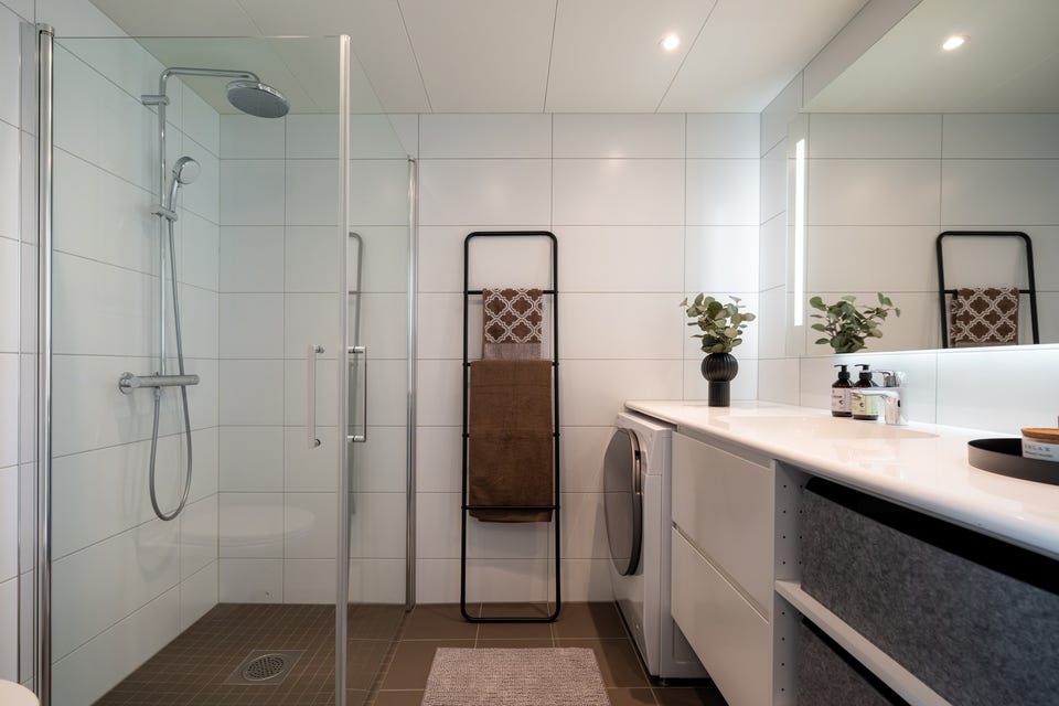 Leiligheten har et lyst og moderne baderom fra byggeåret 2020. Baderommet har tidløse fliser på gulv og vegger, elektrisk gulvvarme, downlights i himlingen og avtrekk via balansert ventilasjon.