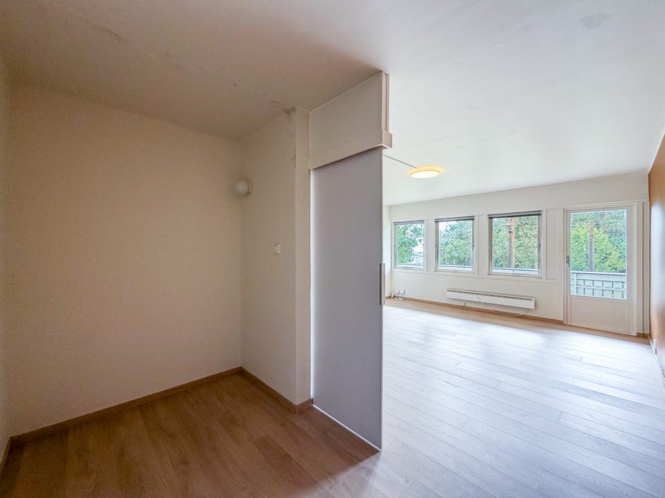 Leiligheten har helt nytt laminat gulv og veggene er malt i pene farger.