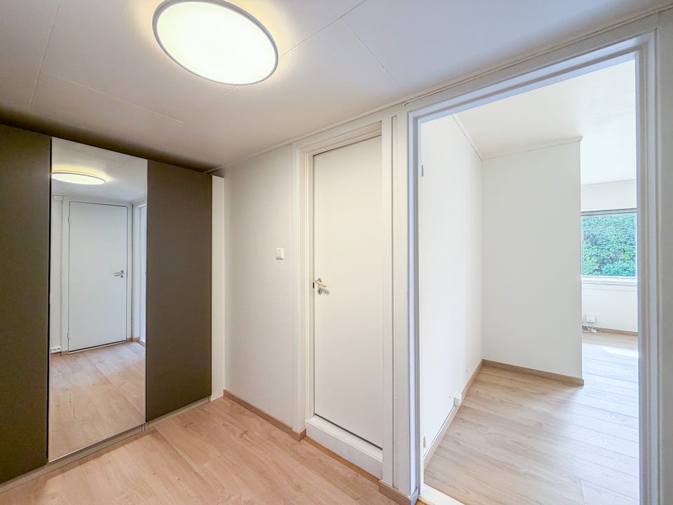 Entré med stort garderobeskap.