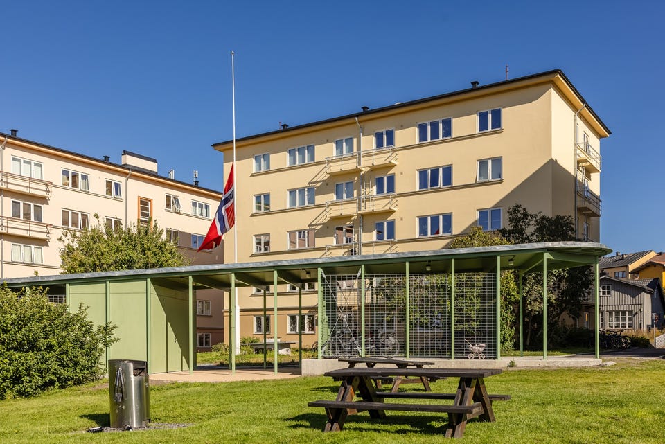 Borettslaget har nylig oppgradert uteområdene med ny sykkelbod samt oppgradering av gangveier.
