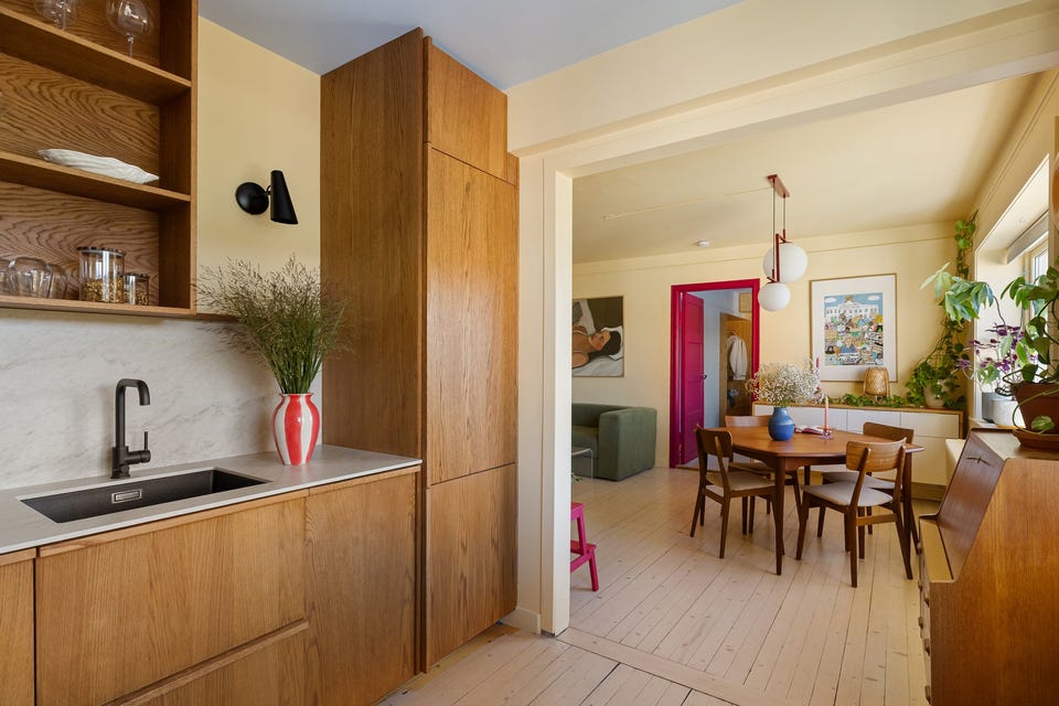 Kjøkkenet fremstår moderne, funksjonelt og godt tilrettelagt for både matlaging og sosialt samvær.