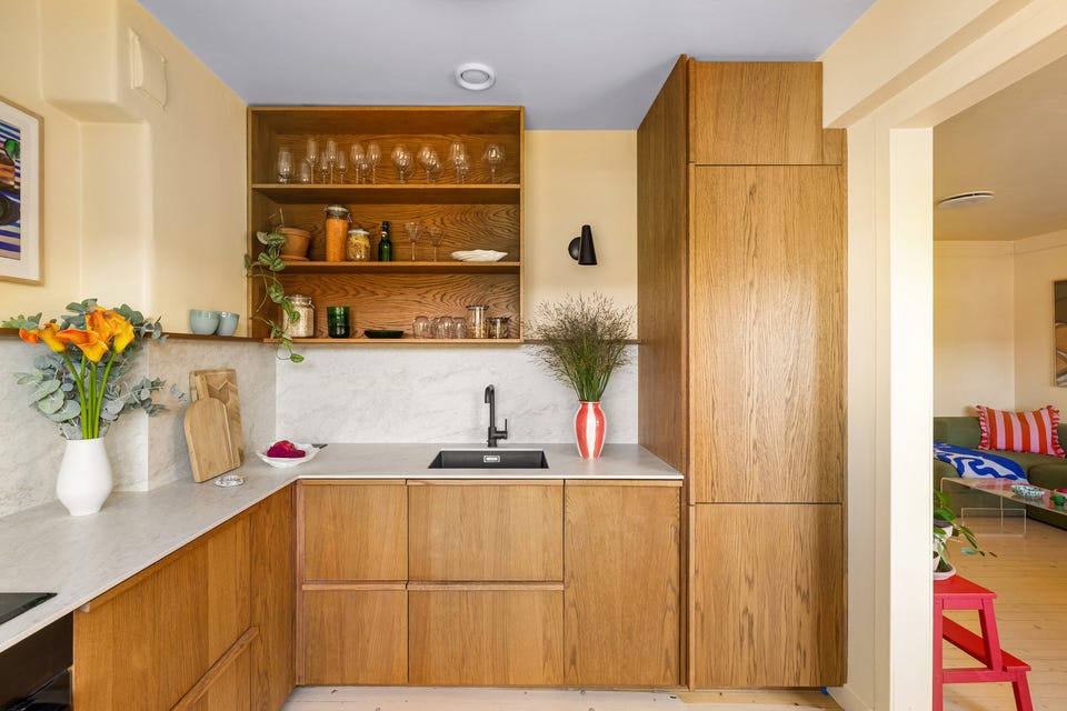 Her finner man fronter fra Studio 10, benkeplate samt backsplash i granittkeramikk og nye integrerte hvitevarer.