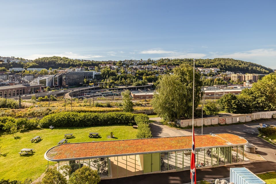 Fra leiligheten er det 15 min gange til Bjørvika, 10 min sykkel til Sørenga, 2 min til Vålerenga park.