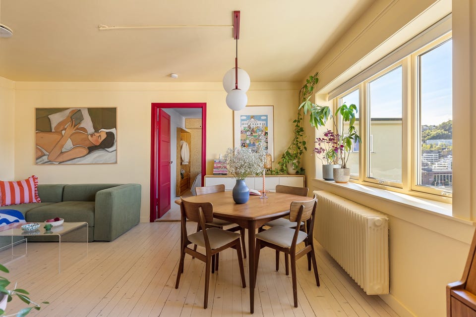 De store vindusflatene slipper inn rikelig med dagslys og bidrar til en lys og trivelig atmosfære.