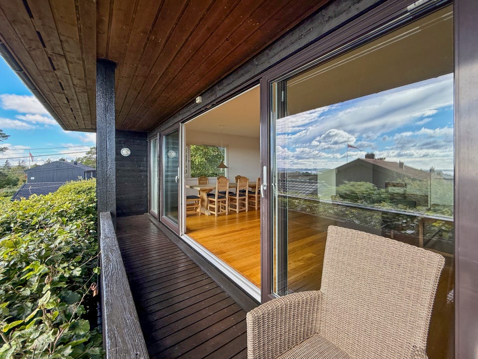 Terrasse med overbygg, hvor man kan nyte utsikten i skjermede omgivelser.