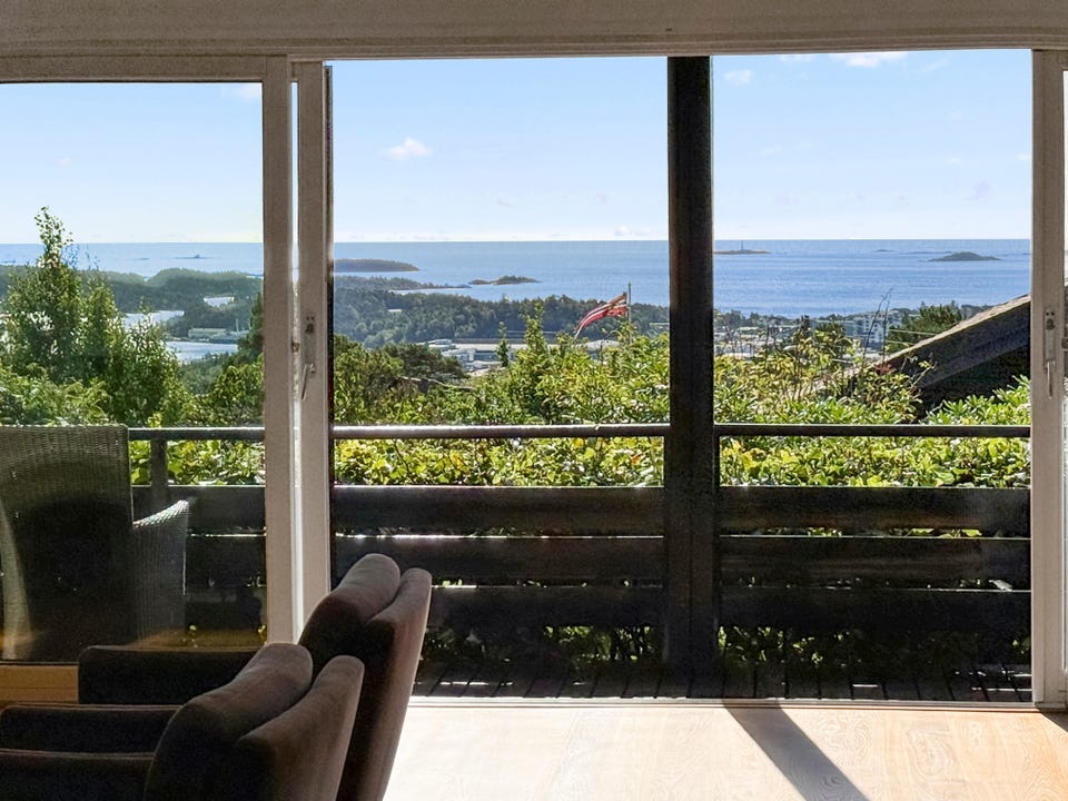 Fra stuen er det utgang til terrasse med nydelig sjøutsikt og solrike omgivelser.