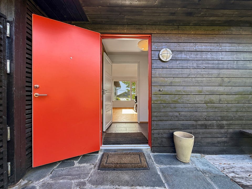 Innbydende inngangsparti med skiferbelagt adkomst.