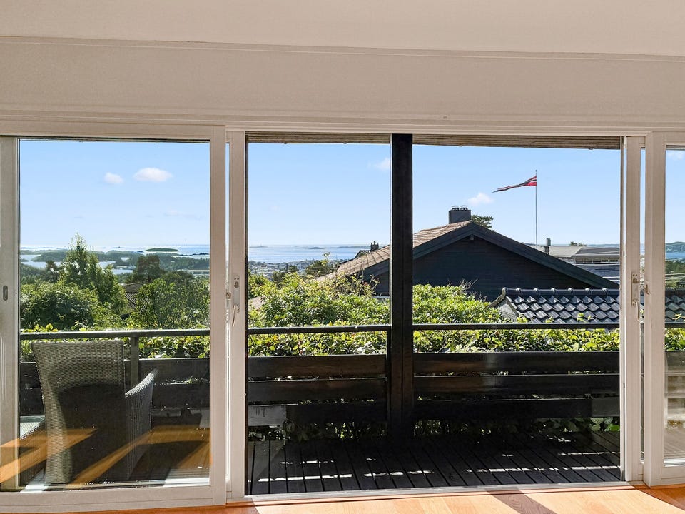Panoramautsikt fra stuen gir en åpen og luftig romfølelse.